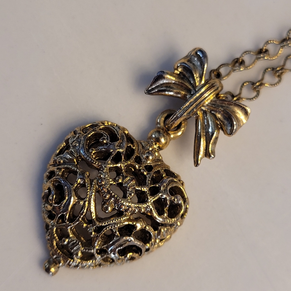 1928 Filigree Heart & Ribbon Pendant Gold-tone Chain Vintage Styled Necklace - Picture 2 of 13